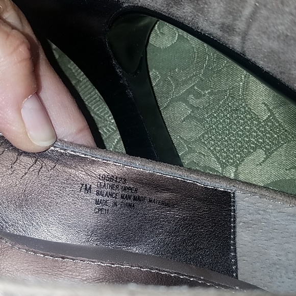 NWOB, SOFFT Taupe Suede Heel - Picture 8 of 8